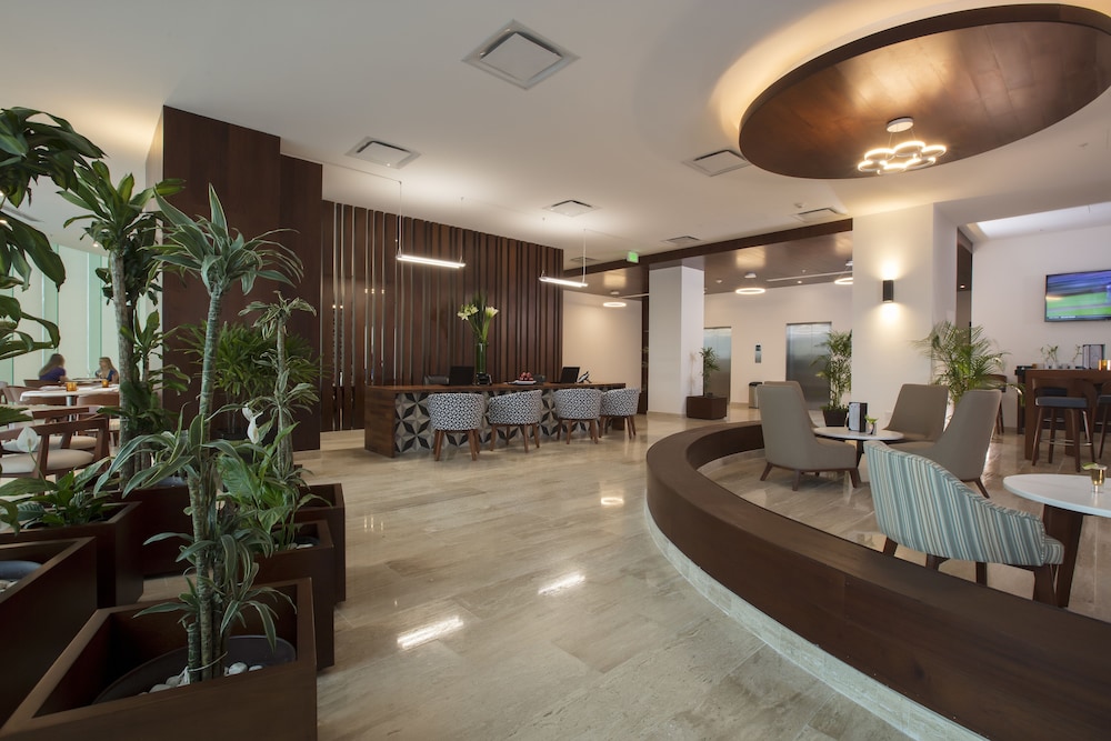 Altitude at Krystal Grand Cancun - All inclusive — Hotel building in Cancun, Quintana Roo