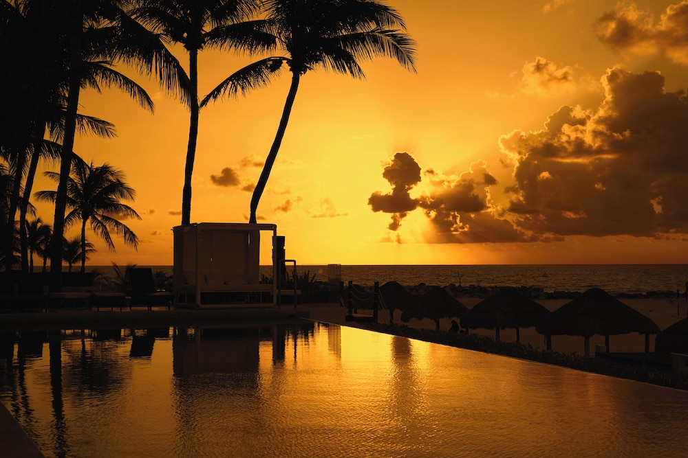 Altitude at Krystal Grand Cancun - All inclusive — Swimming pool in Cancun, Quintana Roo