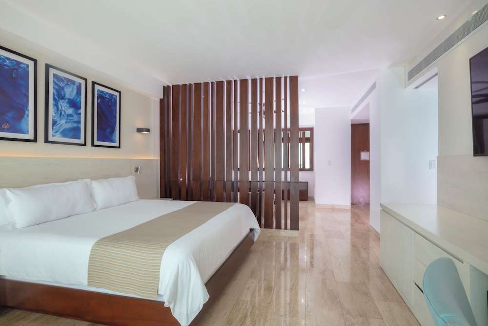 Altitude at Krystal Grand Cancun - All inclusive — Hotel rooms in Cancun, Quintana Roo