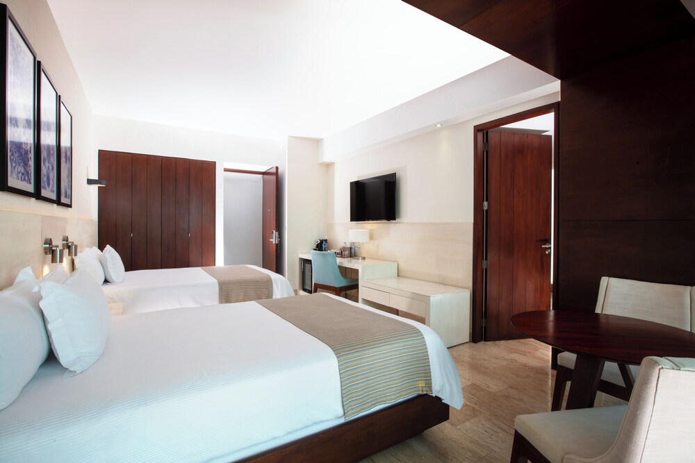 Altitude at Krystal Grand Cancun - All inclusive — Hotel rooms in Cancun, Quintana Roo