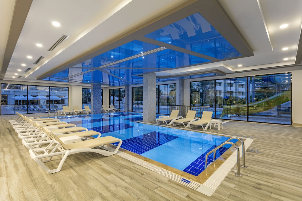 Glamour Resort & Spa - All Inclusive — Swimming pool in Side