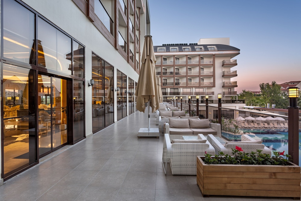 Glamour Resort & Spa - All Inclusive — Swimming pool in Side