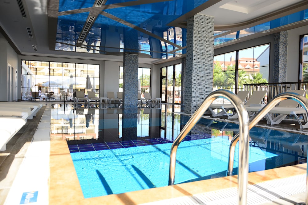 Glamour Resort & Spa - All Inclusive — Swimming pool in Side