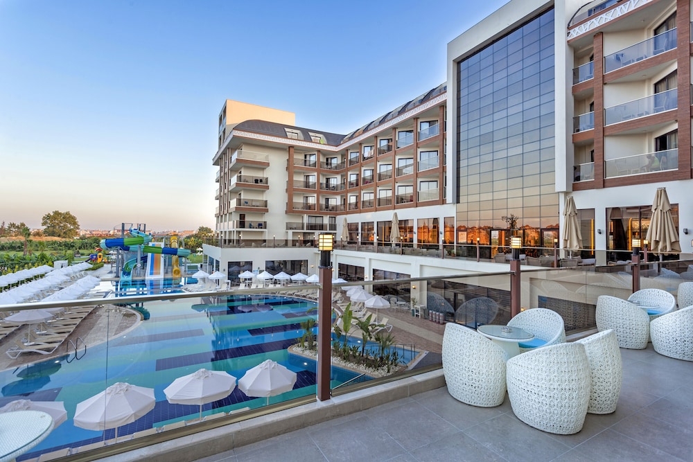 Glamour Resort & Spa - All Inclusive — Hotel building in Side