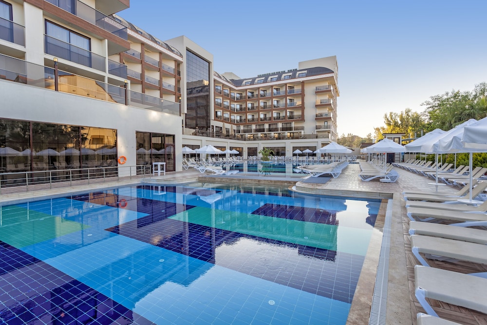 Glamour Resort & Spa - All Inclusive — Swimming pool in Side
