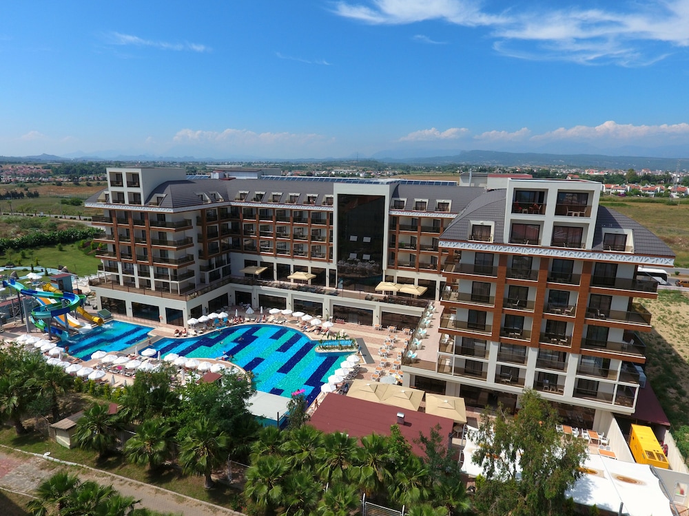 Glamour Resort & Spa - All Inclusive — Hotel building in Side