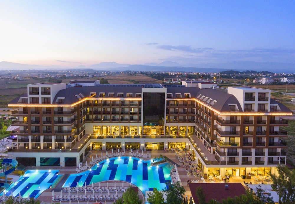 Glamour Resort & Spa - All Inclusive — Hotel building in Side