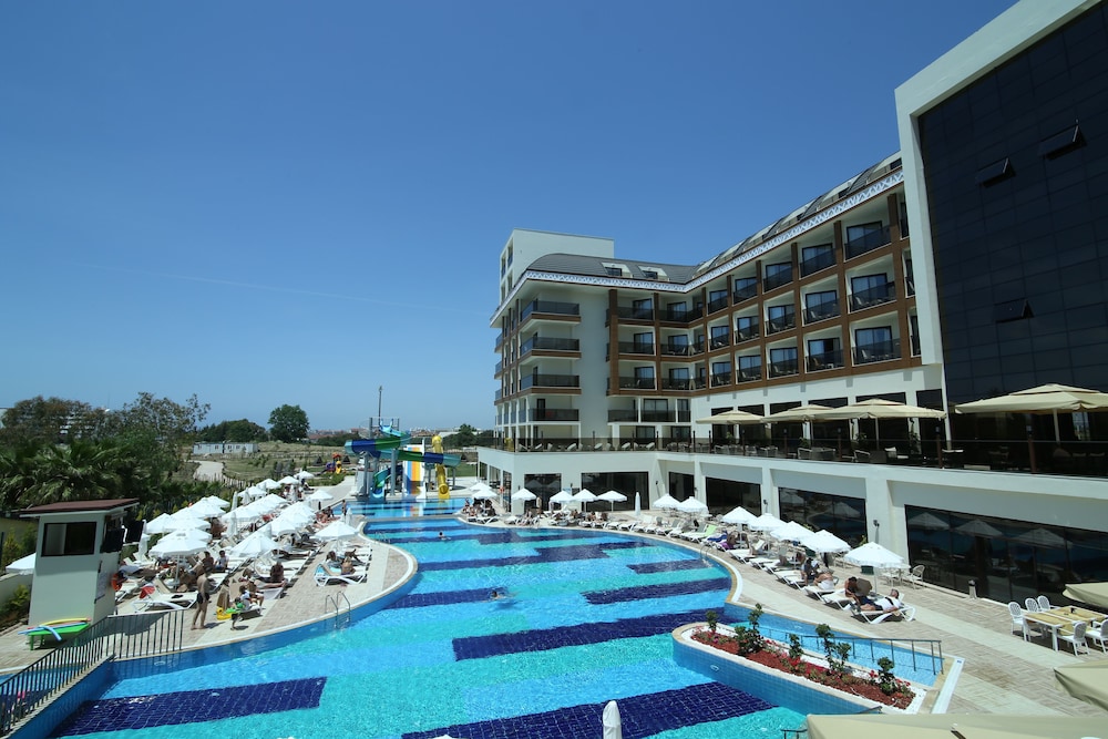 Glamour Resort & Spa - All Inclusive — Swimming pool in Side