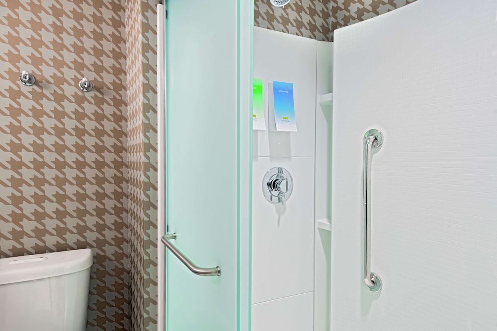 Home2 Suites by Hilton Orlando Near Universal — Hotel rooms in Orlando, Florida