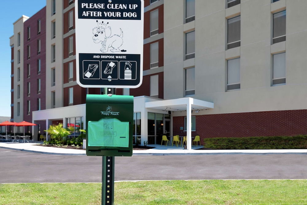 Home2 Suites by Hilton Orlando Near Universal — Hotel building in Orlando, Florida