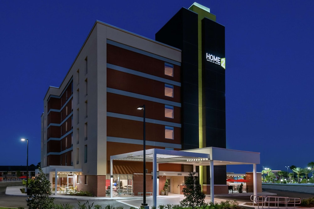 Home2 Suites by Hilton Orlando Near Universal — Hotel building in Orlando, Florida