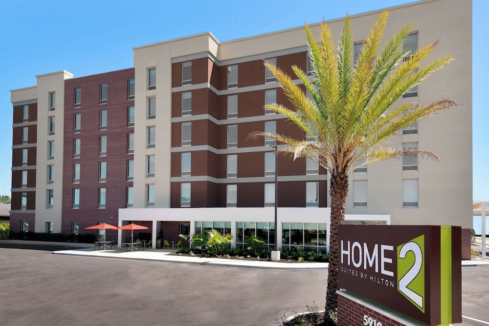 Home2 Suites by Hilton Orlando Near Universal — Hotel building in Orlando, Florida
