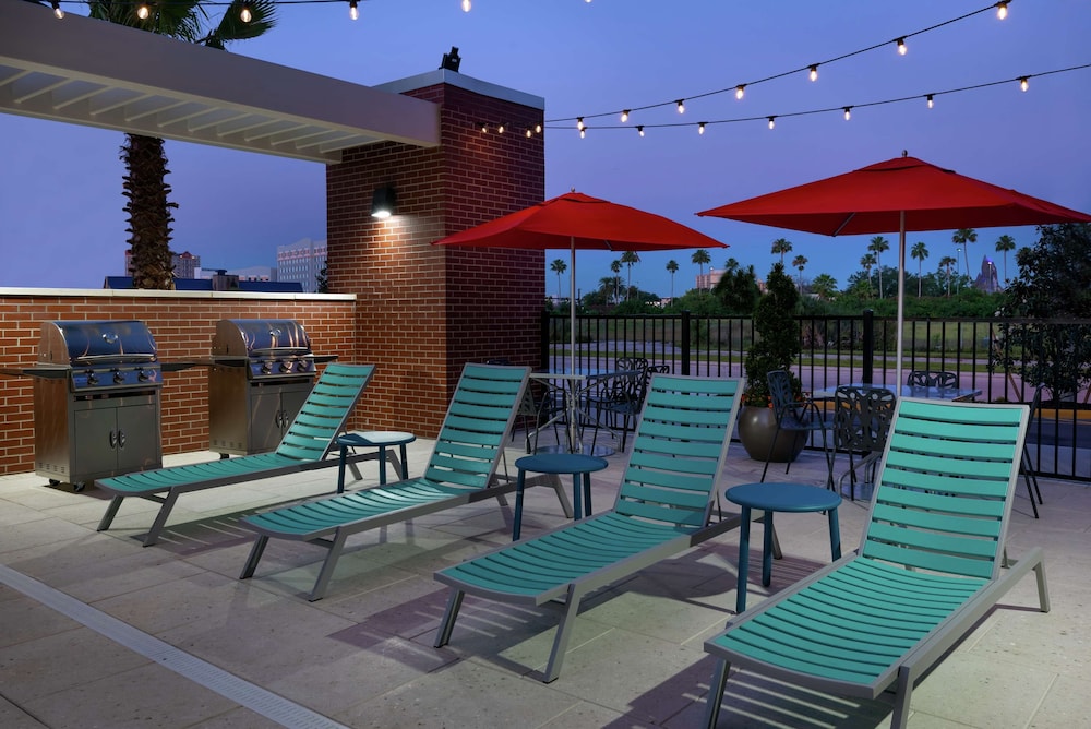 Home2 Suites by Hilton Orlando Near Universal — Restaurant & bars in Orlando, Florida