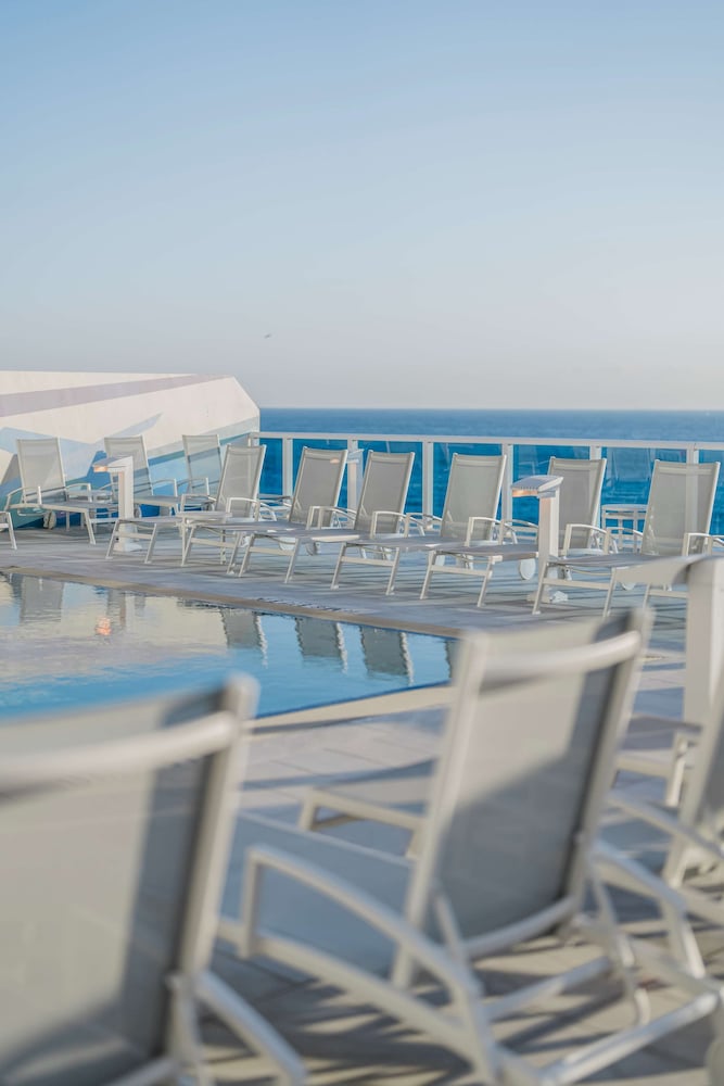 Hotel Maren Fort Lauderdale Beach, Curio Collection by Hilton — Swimming pool in Fort Lauderdale, Florida