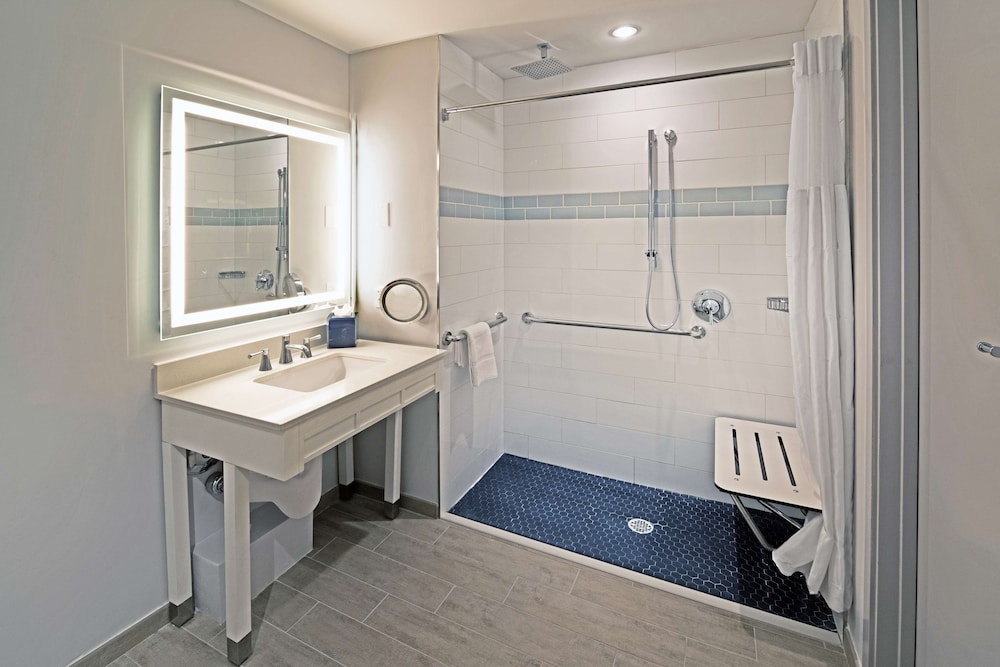 Hotel Maren Fort Lauderdale Beach, Curio Collection by Hilton — Hotel rooms in Fort Lauderdale, Florida