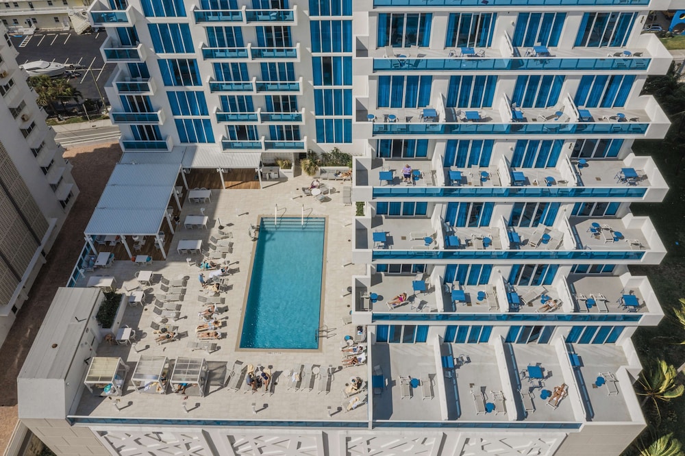 Hotel Maren Fort Lauderdale Beach, Curio Collection by Hilton — Swimming pool in Fort Lauderdale, Florida