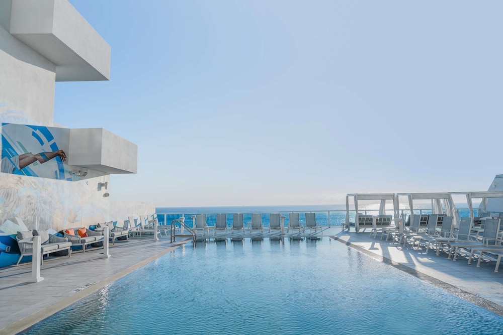 Hotel Maren Fort Lauderdale Beach, Curio Collection by Hilton — Swimming pool in Fort Lauderdale, Florida