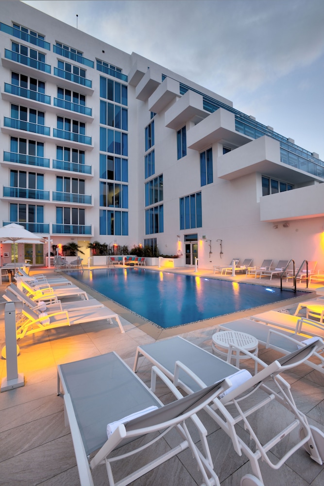 Hotel Maren Fort Lauderdale Beach, Curio Collection by Hilton — Swimming pool in Fort Lauderdale, Florida