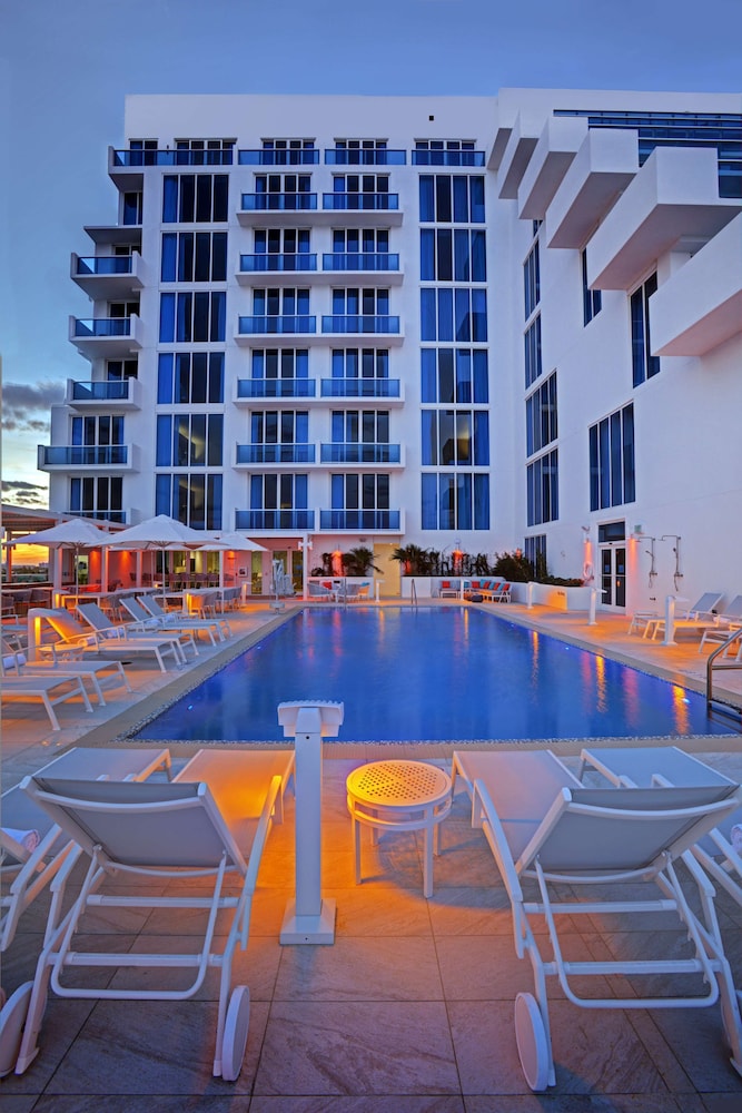 Hotel Maren Fort Lauderdale Beach, Curio Collection by Hilton — Swimming pool in Fort Lauderdale, Florida