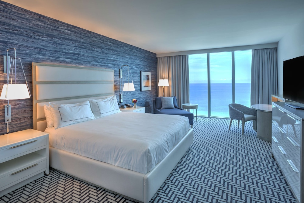 Hotel Maren Fort Lauderdale Beach, Curio Collection by Hilton — Hotel rooms in Fort Lauderdale, Florida