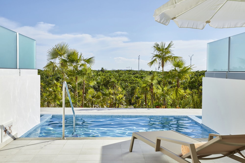 Hotel Riu Palace Costa Mujeres - All Inclusive — Swimming pool in Playa Mujeres, Quintana Roo