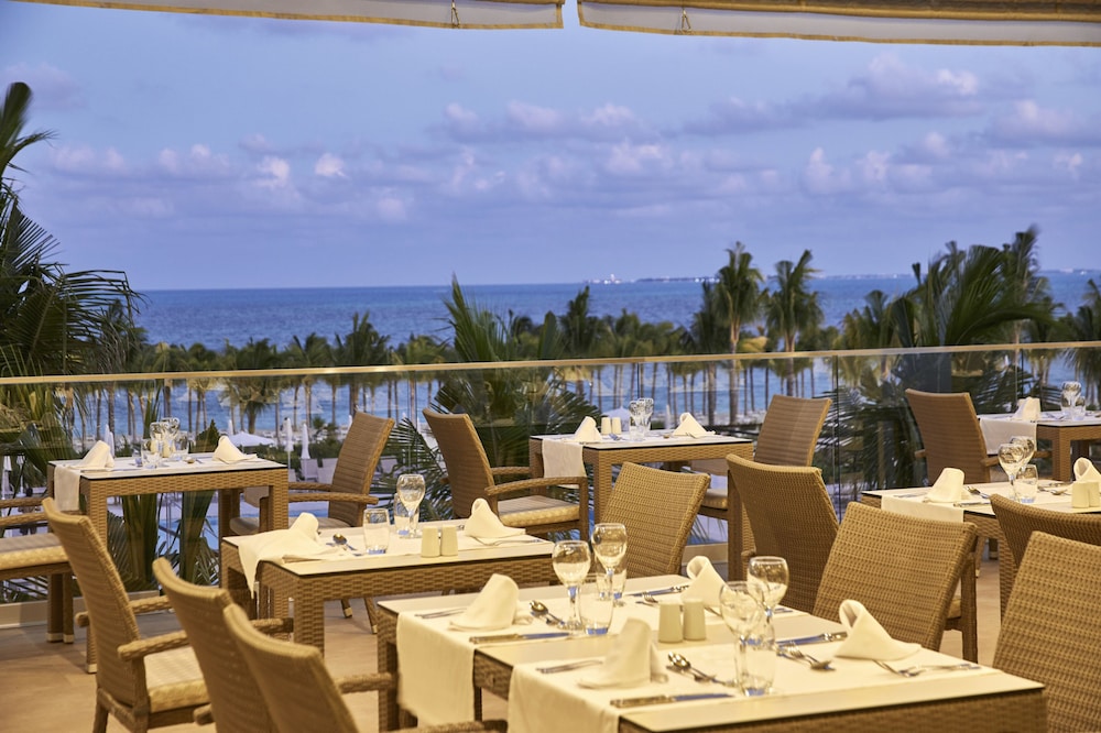 Hotel Riu Palace Costa Mujeres - All Inclusive — Restaurant & bars in Playa Mujeres, Quintana Roo