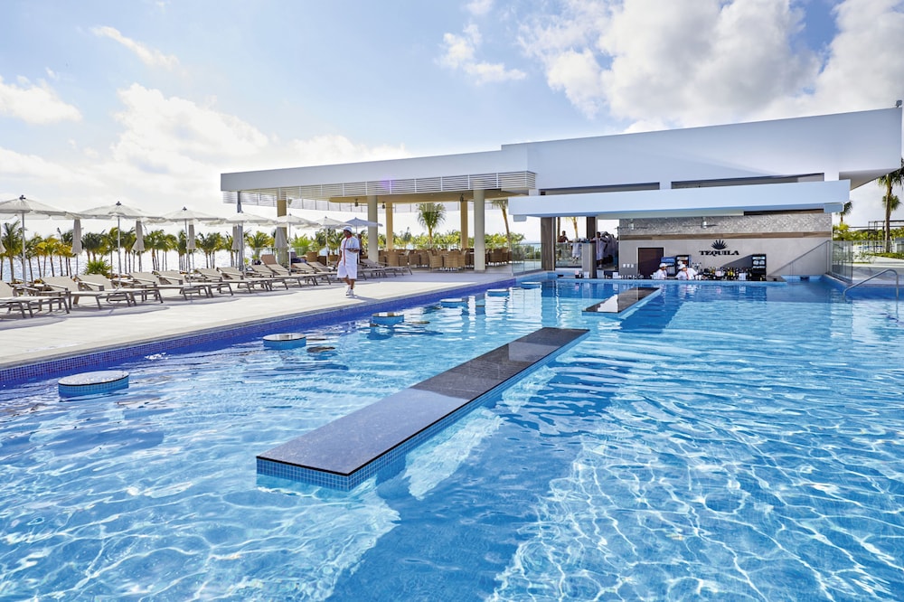 Hotel Riu Palace Costa Mujeres - All Inclusive — Swimming pool in Playa Mujeres, Quintana Roo