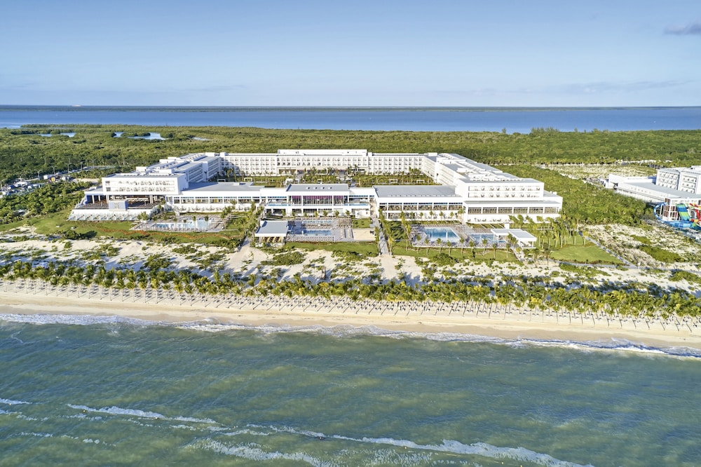 Hotel Riu Palace Costa Mujeres - All Inclusive — Hotel building in Playa Mujeres, Quintana Roo