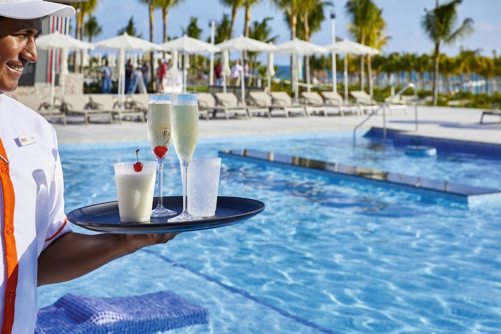 Hotel Riu Palace Costa Mujeres - All Inclusive — Swimming pool in Playa Mujeres, Quintana Roo