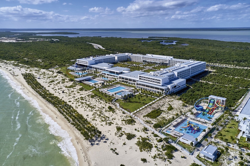 Hotel Riu Palace Costa Mujeres - All Inclusive — Hotel building in Playa Mujeres, Quintana Roo