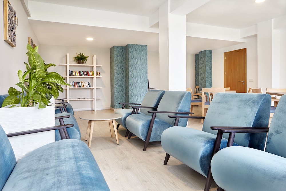 Universal Hotel Castell Royal — Hotel building in Canyamel, Balearic Islands