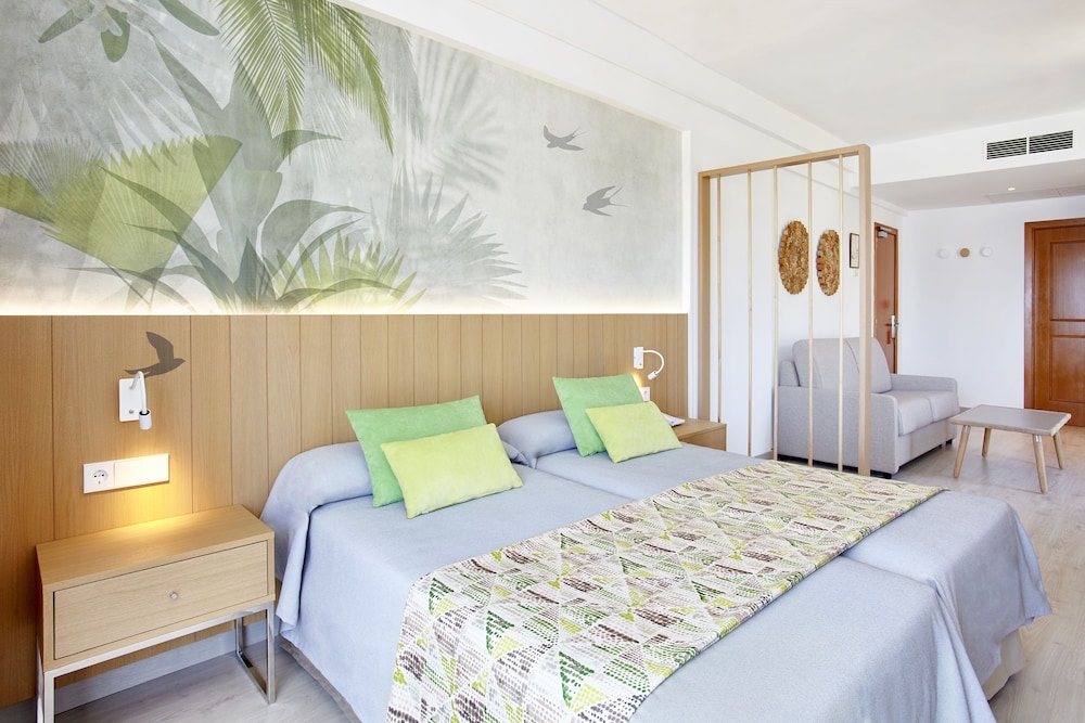 Universal Hotel Castell Royal — Hotel rooms in Canyamel, Balearic Islands