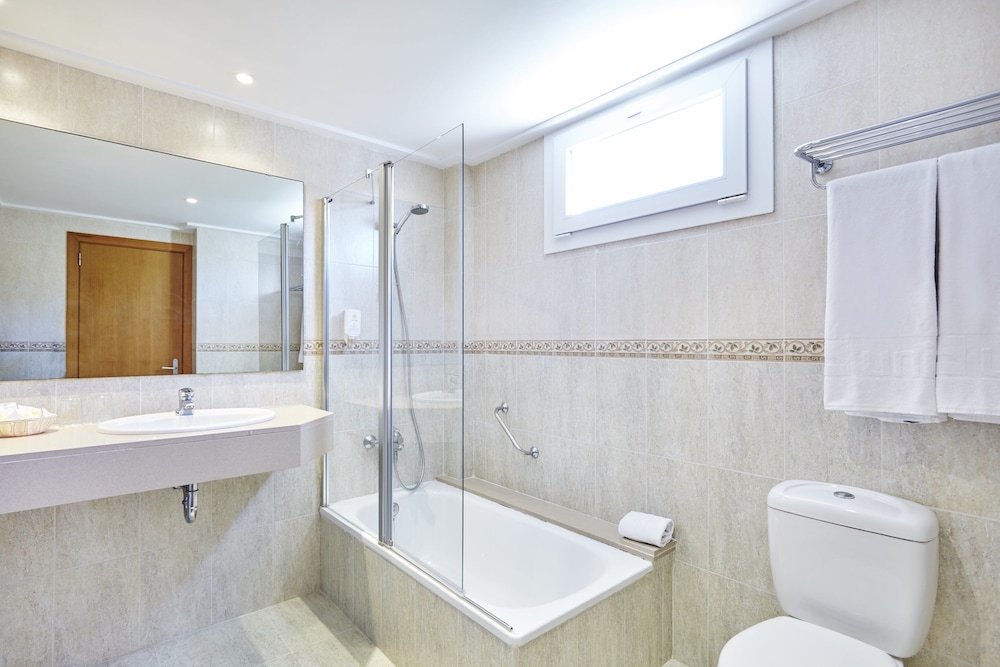 Universal Hotel Castell Royal — Hotel rooms in Canyamel, Balearic Islands