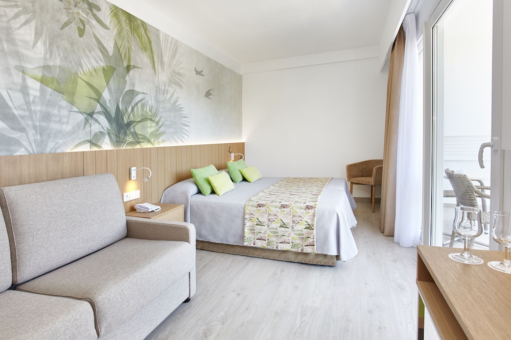 Universal Hotel Castell Royal — Hotel rooms in Canyamel, Balearic Islands
