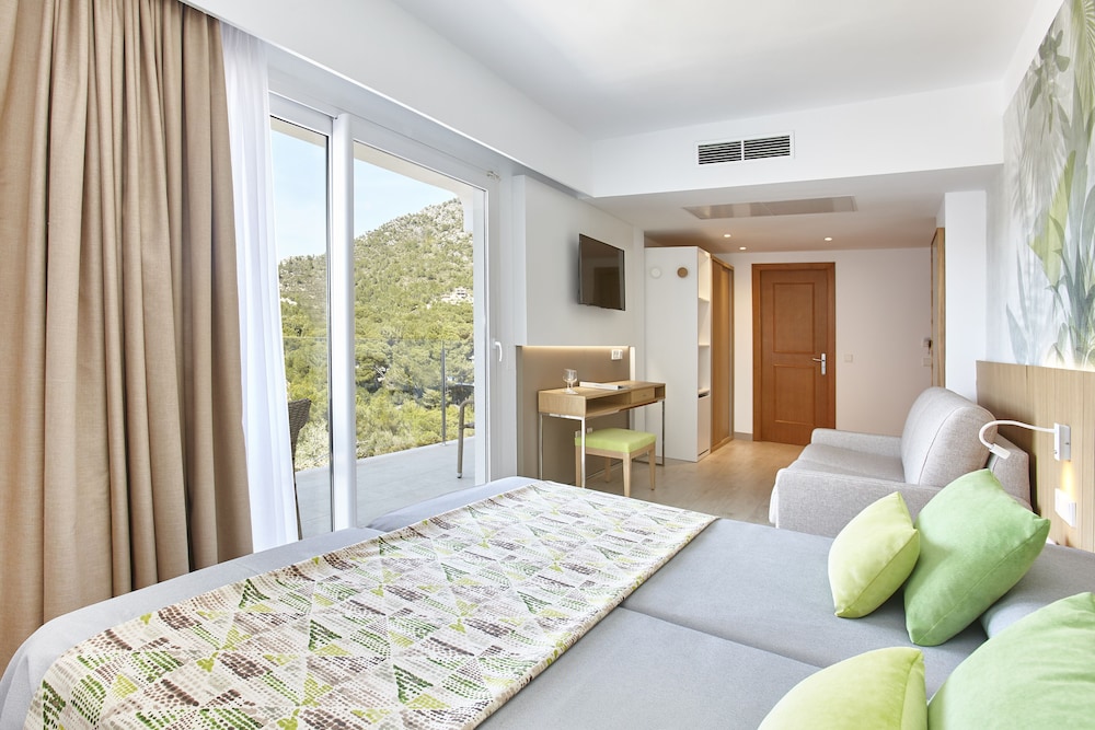 Universal Hotel Castell Royal — Hotel rooms in Canyamel, Balearic Islands