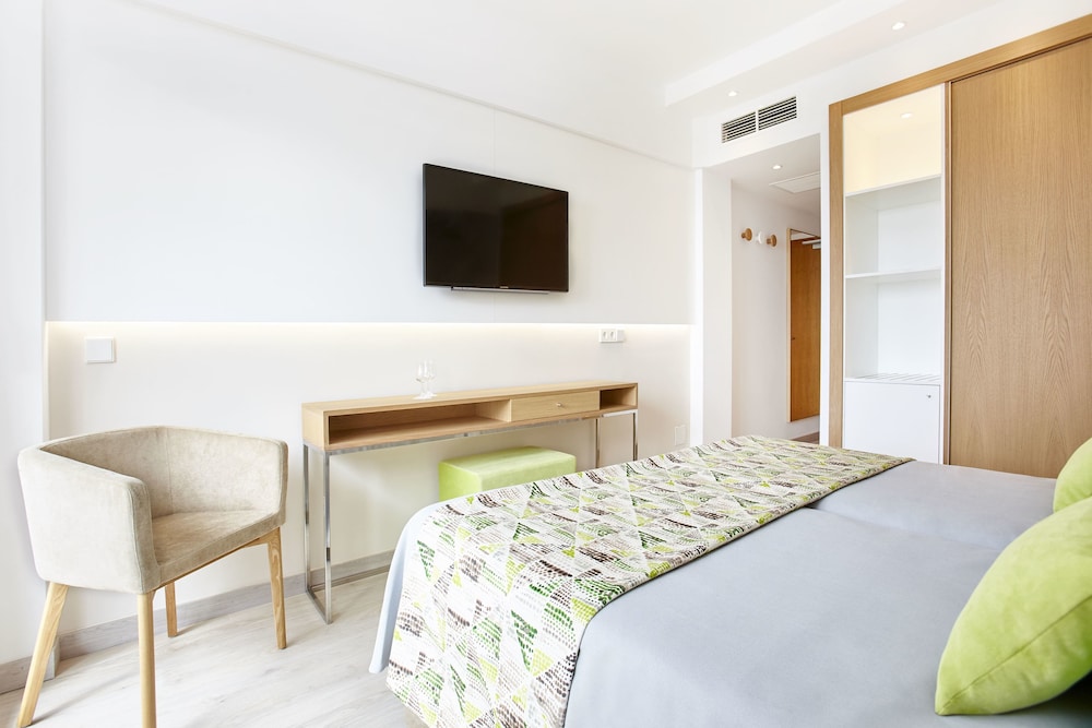Universal Hotel Castell Royal — Hotel rooms in Canyamel, Balearic Islands