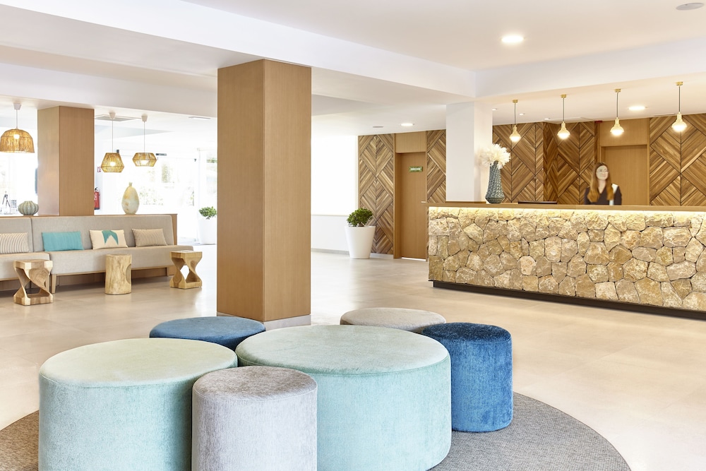 Universal Hotel Castell Royal — Hotel building in Canyamel, Balearic Islands