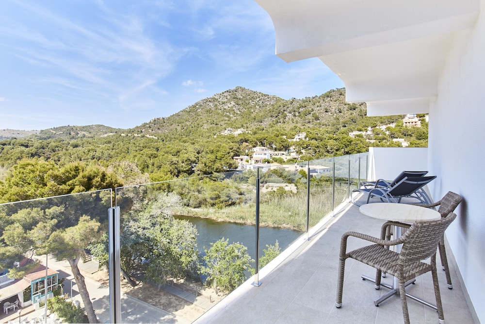 Universal Hotel Castell Royal — Hotel rooms in Canyamel, Balearic Islands