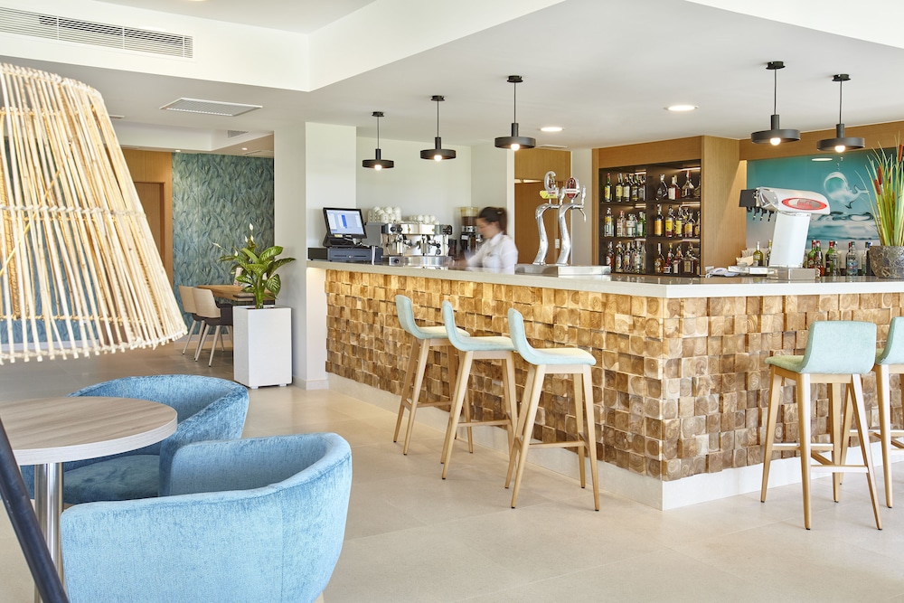 Universal Hotel Castell Royal — Restaurant & bars in Canyamel, Balearic Islands