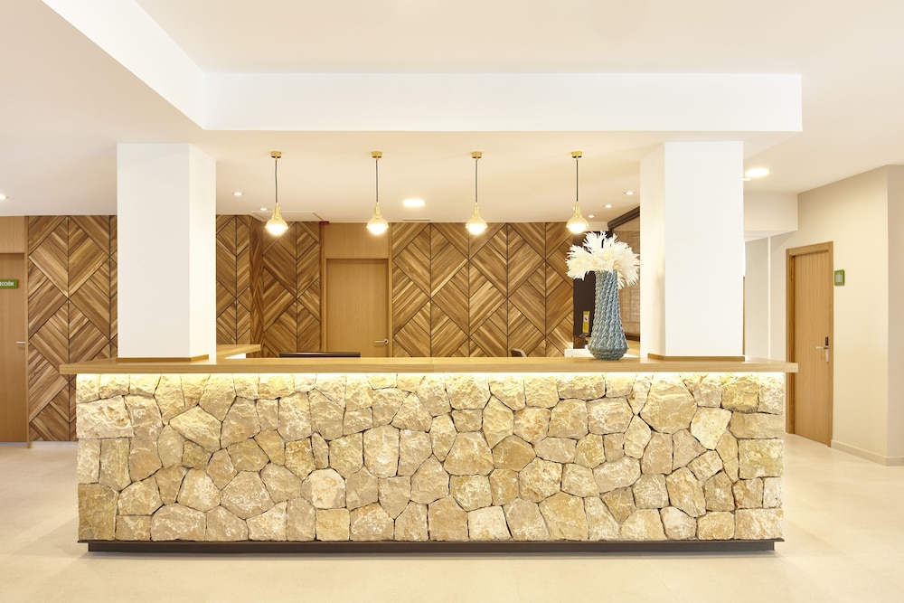 Universal Hotel Castell Royal — Hotel building in Canyamel, Balearic Islands