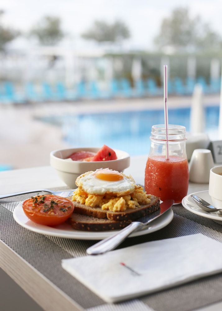 Universal Hotel Castell Royal — Restaurant & bars in Canyamel, Balearic Islands