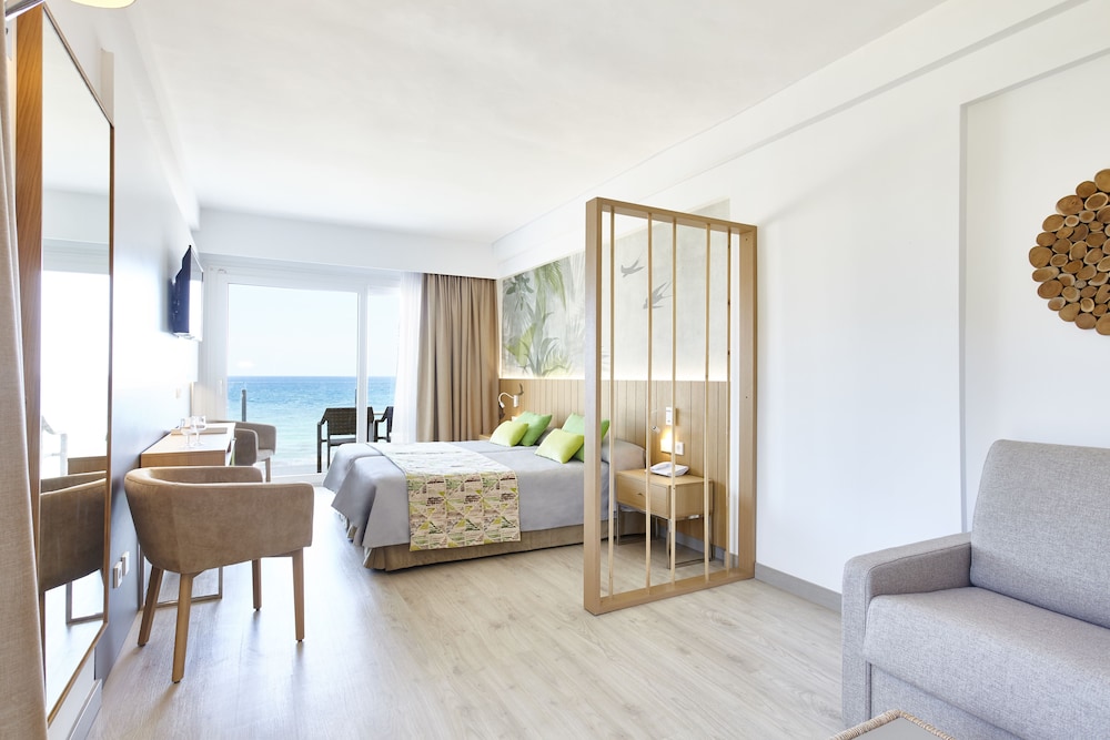 Universal Hotel Castell Royal — Hotel rooms in Canyamel, Balearic Islands