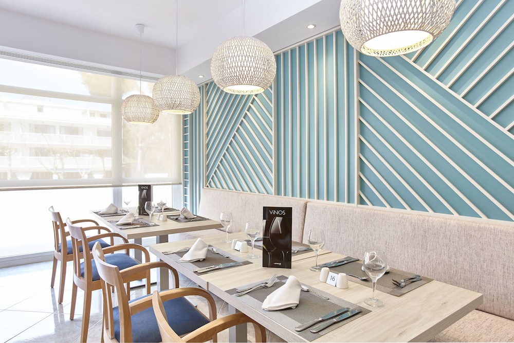 Universal Hotel Castell Royal — Restaurant & bars in Canyamel, Balearic Islands