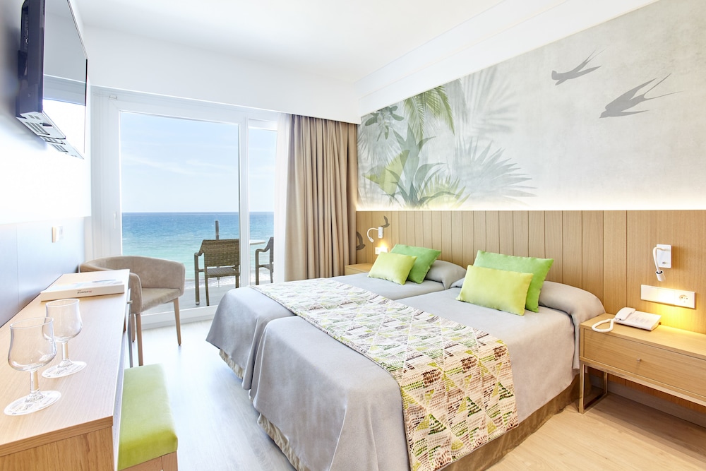 Universal Hotel Castell Royal — Hotel rooms in Canyamel, Balearic Islands