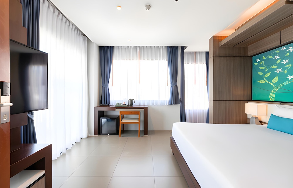 The Marina Phuket Hotel — Hotel rooms in Patong Beach, Phuket Province