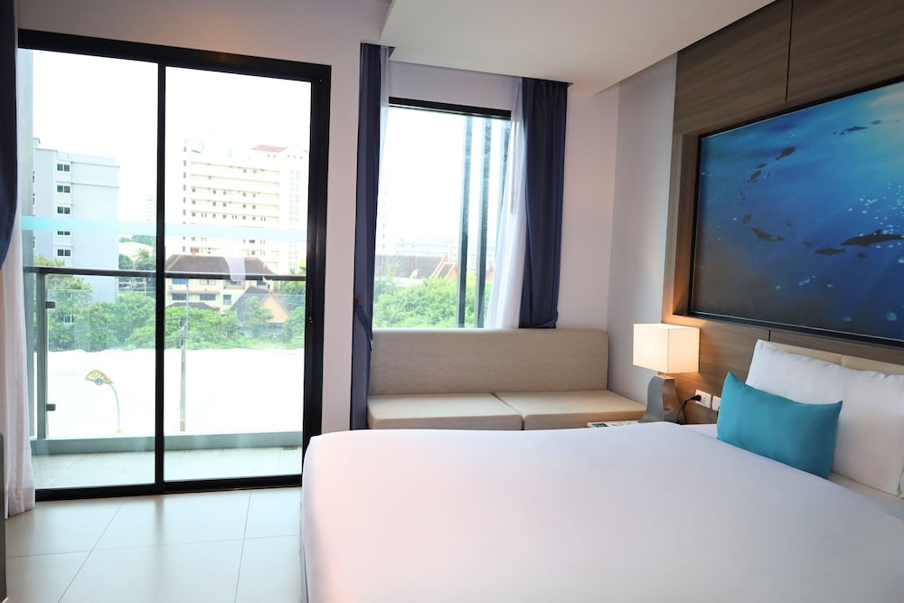 The Marina Phuket Hotel — Hotel rooms in Patong Beach, Phuket Province