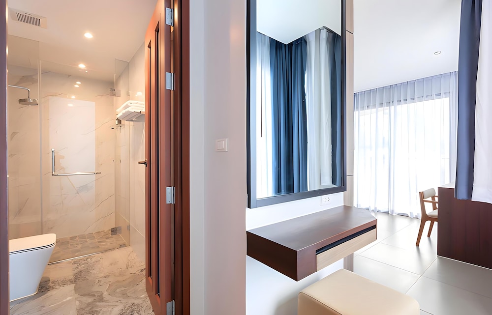 The Marina Phuket Hotel — Hotel rooms in Patong Beach, Phuket Province