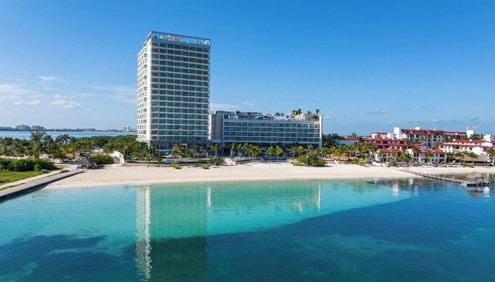 Amare Cancun Adults Only All-Inclusive Resort, Curio Hilton — Hotel building in Cancun, Quintana Roo