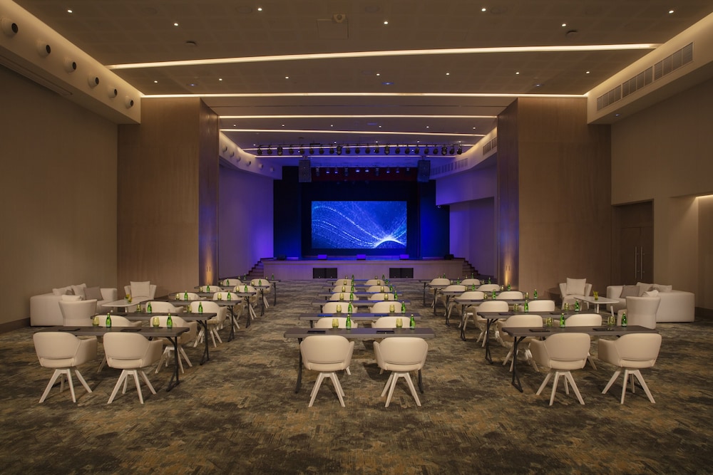 Amare Cancun Adults Only All-Inclusive Resort, Curio Hilton — Hotel building in Cancun, Quintana Roo