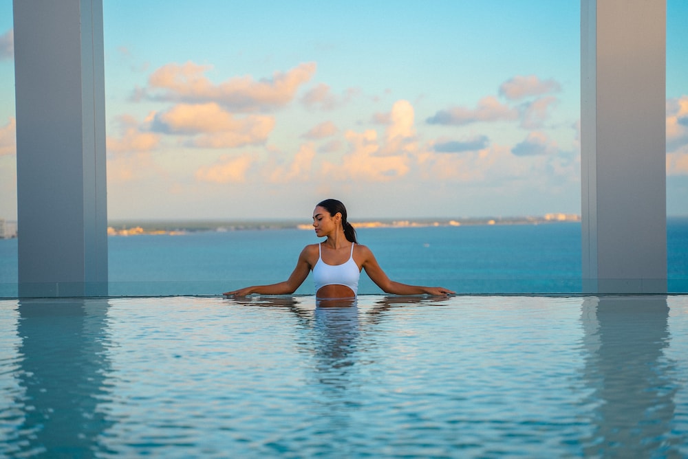 Amare Cancun Adults Only All-Inclusive Resort, Curio Hilton — Swimming pool in Cancun, Quintana Roo